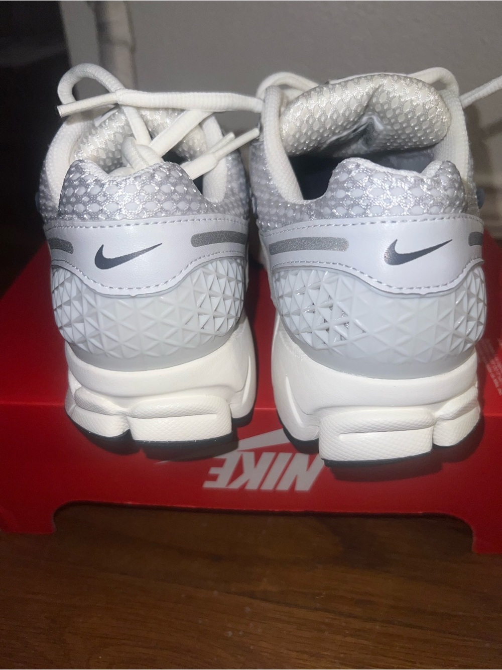 Nike Zoom Vomero 5 Photon Dust Metallic Silver FD0884-025 Women’s Size 7 NEW - Picture 6 of 8